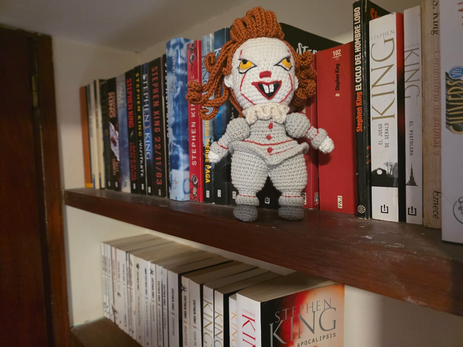 Dos estantes con la colección de libros de Stephen King en español, en ediciones de distintas editoriales y años.